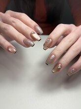 クレヴィア(Crevia)/極小Vカットでキラキラネイル