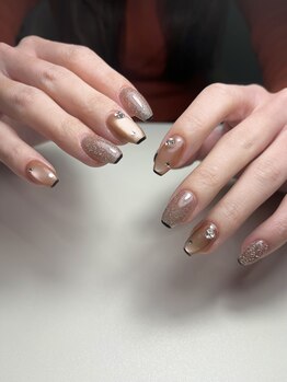 クレヴィア(Crevia)/極小Vカットでキラキラネイル