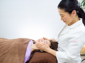 ルクス 千葉(Lux)の写真/骨盤から肩,頭部までのつながりを意識しながら全身をやさしく整え、健康な体と理想の小顔を実現します☆