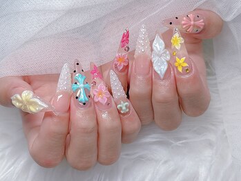 ブリング 東新宿 歌舞伎町(Bling)の写真/持ち込みデザインで個性を♪チップ長さだしとクロムネイルが輝く華やかな爪！