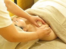 クリスタルリンパマッサージはオイルも服を着たままもエステ可能