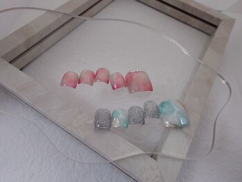ディバイン ネイルズ(DIVINE NAILS)の写真/隙がないオシャレな指先♪色鮮やかな抜け感あるデザイン＆カラーで足先を魅力的に《デザイン定額¥7500》