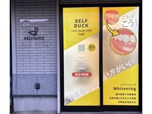 入口には大きな看板があり、駐車場が目の前になります♪