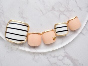 カトルナフ(quatre fois neuf)/ボーダーポイントのフットネイル