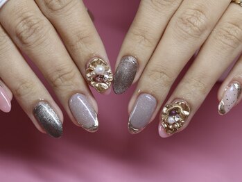 ヴィエル ネイル(VIEL NAIL)/ゴールド仕上げの３Dフラワー