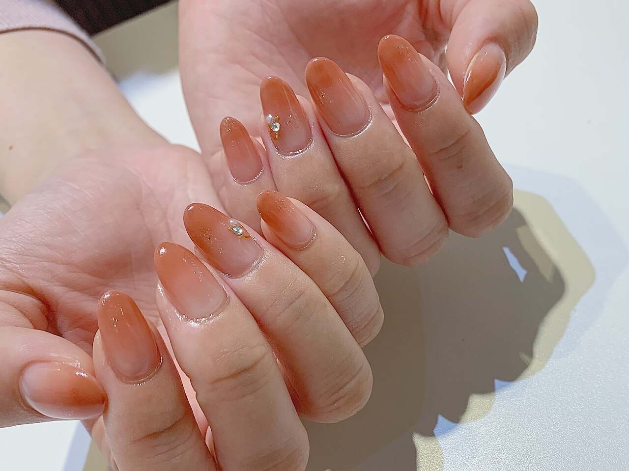 2025年-2026年冬トレンド】オレンジ オフィス ハンドのネイルデザイン
