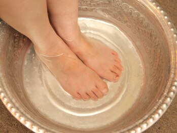 リラクゼーションサロン スローリー(Slowly)/足つぼ[足湯のシーン]