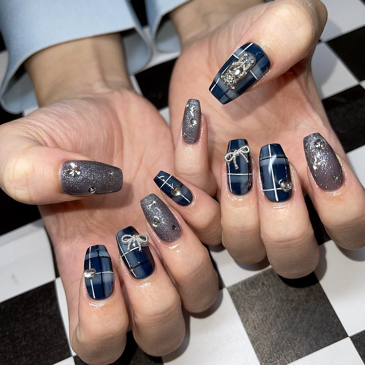 2025年-2026年冬トレンド】ブルーシルバーのネイルデザイン集｜人気順
