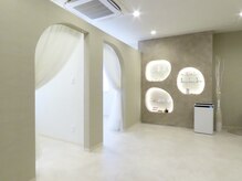 エルマ(eluma.)の雰囲気(ドレッサーや物販棚も韓国サロンのような内装です/まつげパーマ)