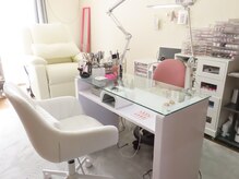 フットネイルはリクライニングチェアで施術となります