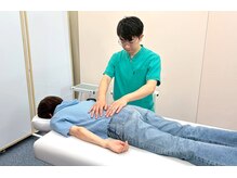 ひびきのカイロプラクティック フォレオ店の雰囲気（院長（施術中））