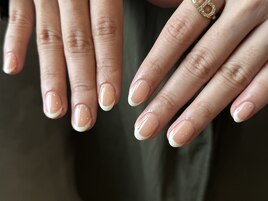 白のフレンチネイル