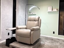 まつげやアイブロウはゆったり空間の個室でリラックス...♪