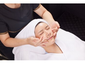 ディレイアザコスメ 新宿マルイ店の写真/すっきり小顔【顔筋EMS×マッサージ×ヒト幹】額・目元・フェイスラインのもたつきをシャープに!横顔美人へ