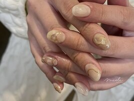 淡色ゴールドニュアンスネイル