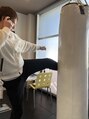 加圧トレーニングスタジオ アサカ(Asaka)&nbsp;サンドバックを置いたので、蹴っている写真　