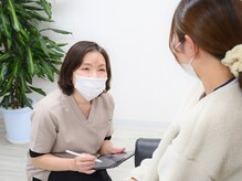 巻き爪補正店 大阪なんば店の雰囲気(初めてのお客様のご相談内容を伺います。)