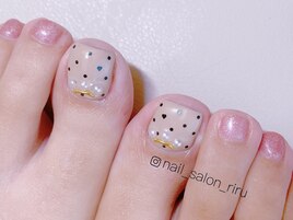 黒ドット×ハートのフットネイル