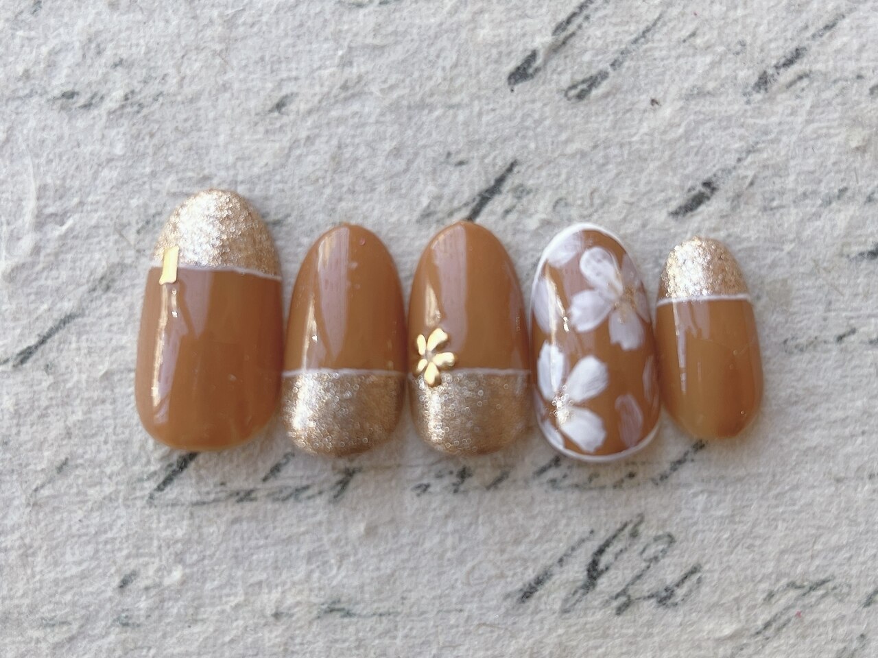 2025年-2026年冬トレンド】キャメルのネイルデザイン集｜人気順｜5