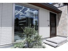 ウェーブス(WAVES)の雰囲気(駐車場は三台完備。端から詰めて駐車をお願い致します。)