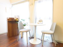 アイ ムード 天神大名店(eye mood)の雰囲気（窓際の明るいテーブルでカウンセリングいたします。）