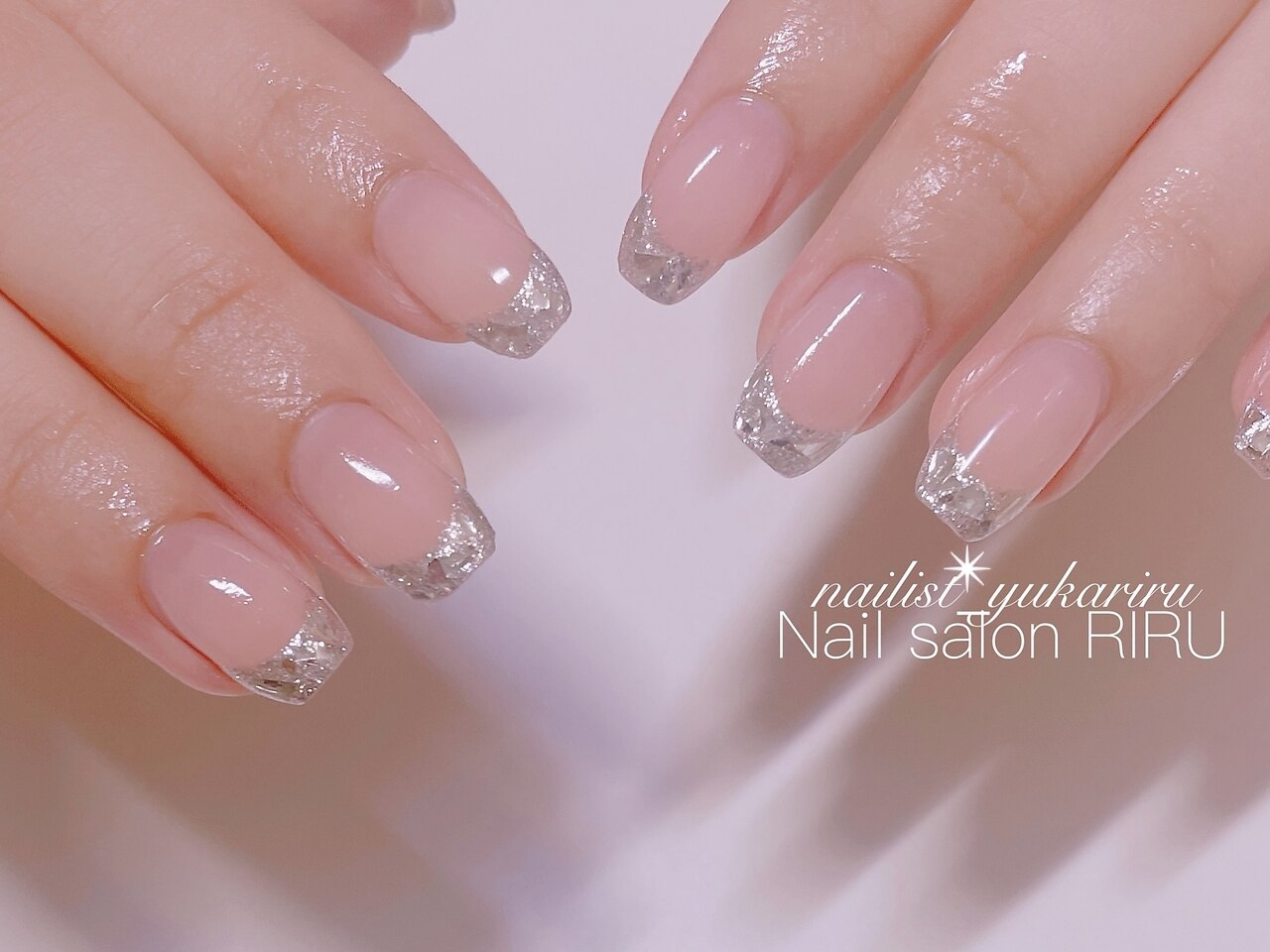 2026年冬トレンド】シルバー ハンド クリスマスのネイルデザイン集