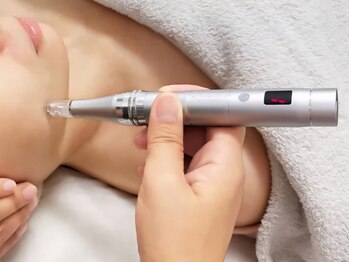 チル アウト(CHILL OUT)の写真/【トリプルde爆誕!】マイクロニードル+EMS+光フォトで天然美容液注入!つるんとノーファンデの水光肌実感◎