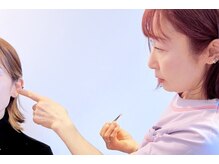 レミュー(Lesmues)の雰囲気（金粒をお肌と同じ色のテープで貼るので、目立ちません）