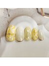 レモンイエローのお花ネイル