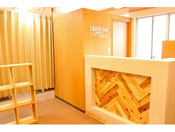 くまのみプロデュース ハリッシュ 新宿院(Harisshu)/木目調の落ち着いた内装（整体）