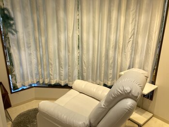 ビューステージ アイブロウサロン 沖縄の写真/【リクライニングチェア】お客様のなりたい眉へプロが導きます。ご褒美タイムはゆったり落ち着いた空間で♪