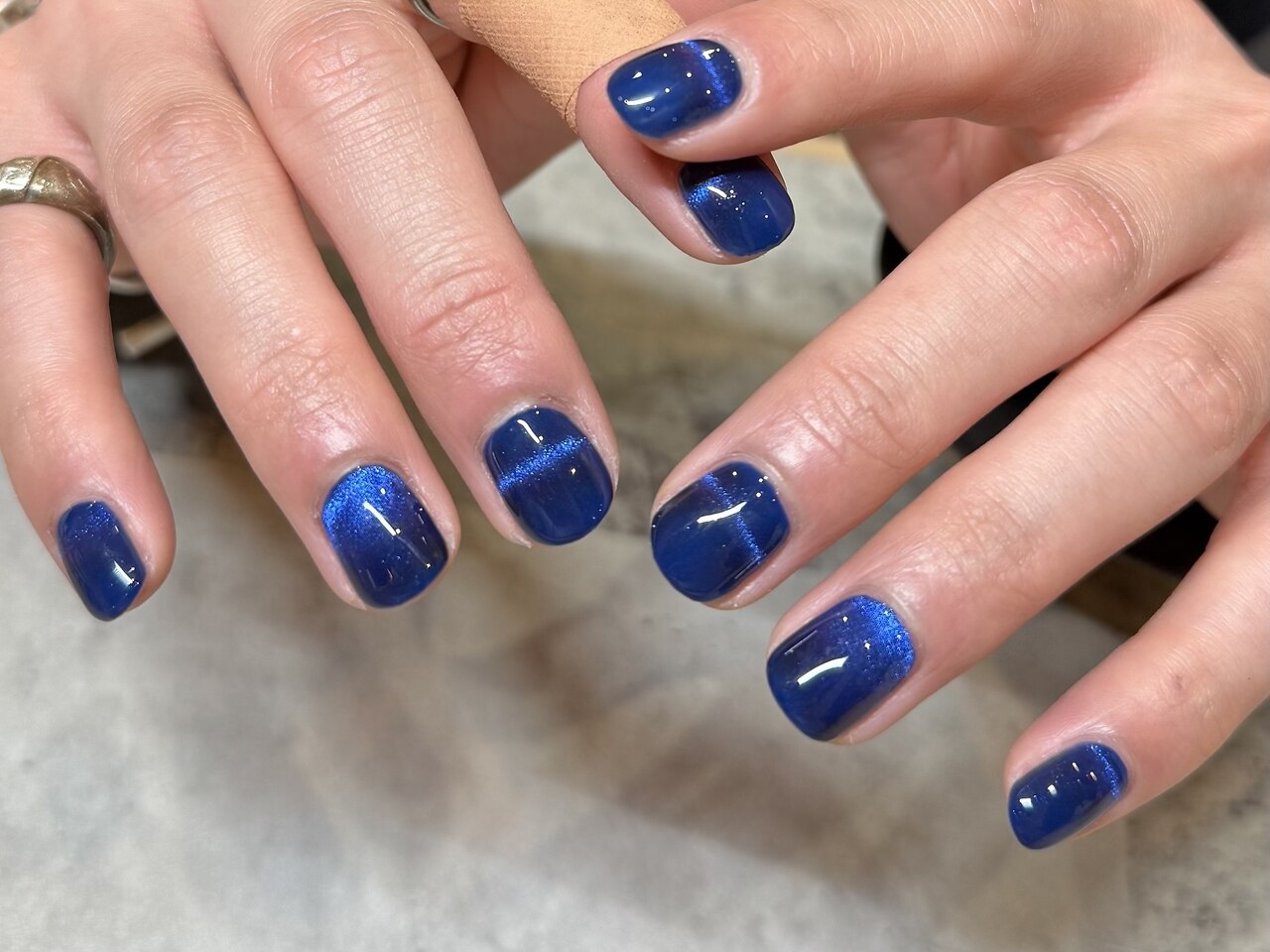 2026年冬トレンド】ブルー ラメグラデーション ハンドのネイルデザイン