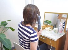 大木中国気功整体院 新百合ヶ丘院/ヘアアイロンで髪を整え