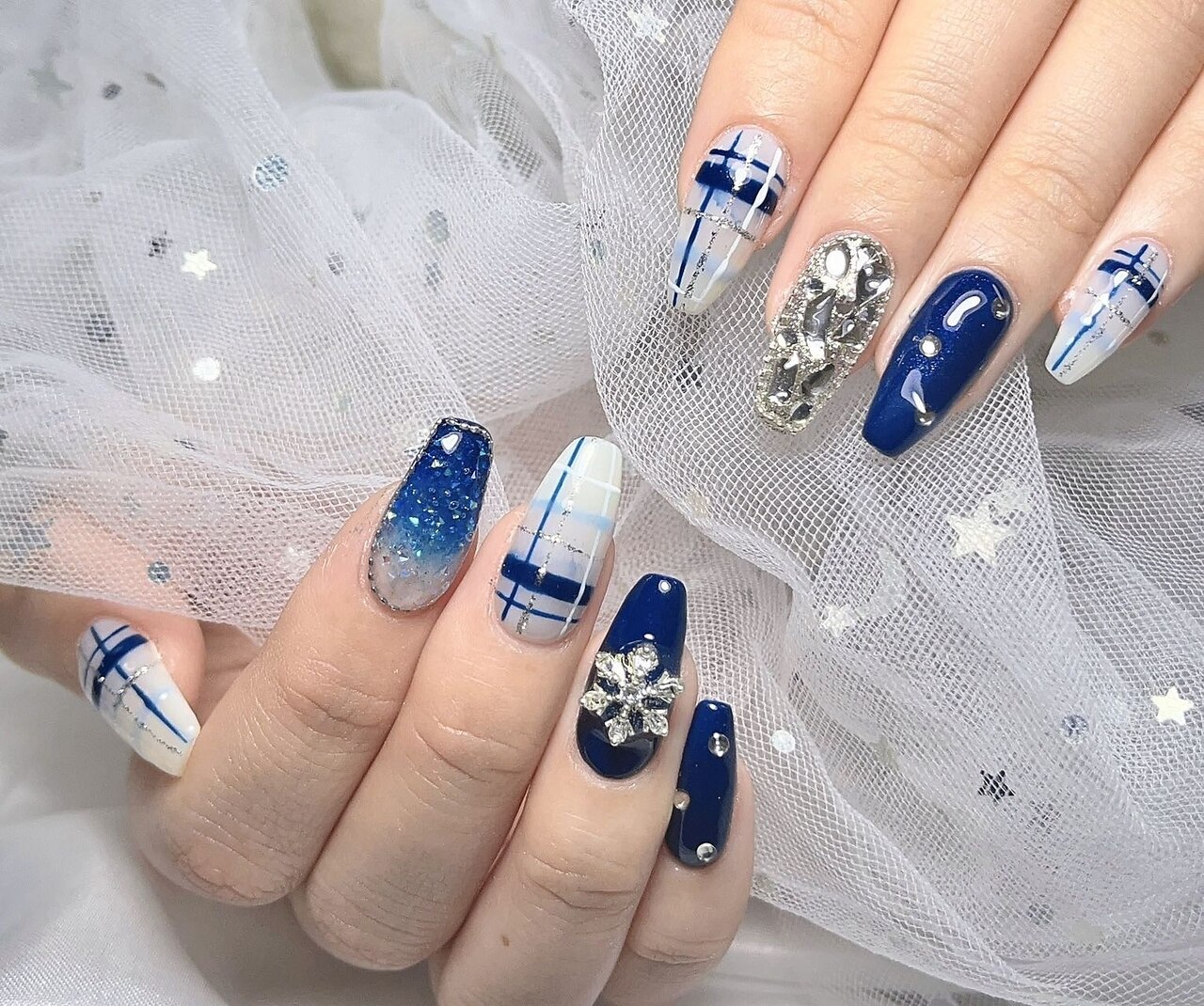 2025年-2026年冬トレンド】ネイビー ストーンのネイルデザイン集｜人気
