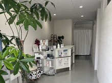 ザ ルーム(THE ROOM)の雰囲気（白を基調とした清潔感と居心地の良い空間）