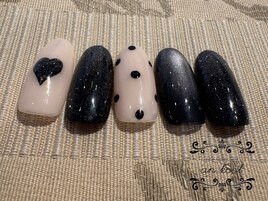 黒と白のガーリー系ネイル