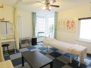 ひなた整体院/清潔感のある明るい店内