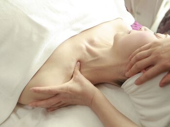 エステ美麗の写真/歴20年以上のベテランスタッフが首肩周りのコリをハンドとマシンで丁寧にほぐします！たまらない心地よさ♪