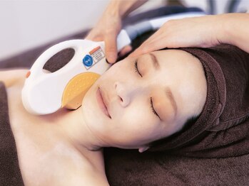 フェミニンエステティック 大阪福島店の写真/年齢を感じやすい首までお顔と一緒にしっかりケア 美肌フォト＋首フォトでハリツヤ弾力UP