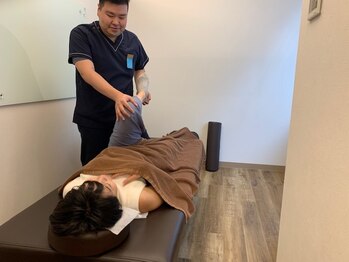 神保さるがく整骨院/お体を触って確認します