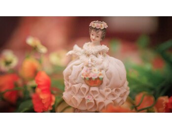 ドライヘッドスパQ/人形がお見送り。