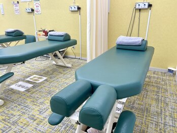 北戸田駅前鍼灸接骨院/個室のほかに開けたスペースも有