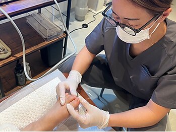 ドクターネイル爪革命 THE KANAZAWA 御経塚店【巻き爪・魚の目・タコ・フットケア】の写真/【巻き爪矯正や魚の目等の足ケア専門サロン!】足元の不調を我慢せず、健やかな足と軽やかな一歩を。