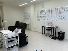 はあとねいる 多賀城店の雰囲気（白を基調にした清潔感ある空間、ネイルアートが壁一面に並ぶ。）