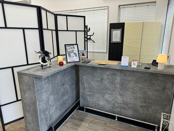 サーリチェ(salice)/モノトーン調の落ち着いた店内