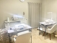 白、ベージュを基調とした落ち着いた店内（個室）