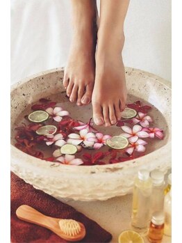 ユジュ ネイル(yju nail)の写真/タイツや靴下で乾燥しやすい踵も◎「フットバス+角質ケア+温熱保湿パック」プロの技術でしっとり艶やかに