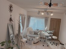 ネイルコーボー ムー(nail×covo=Mu.)の雰囲気（北欧風のシンプルなお部屋です…☆ ゆっくりお過ごしください。）