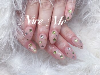 推しカラーに合わせた宝石ネイル