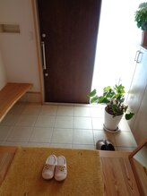 なごみ整体院/施術室から見た明るい玄関